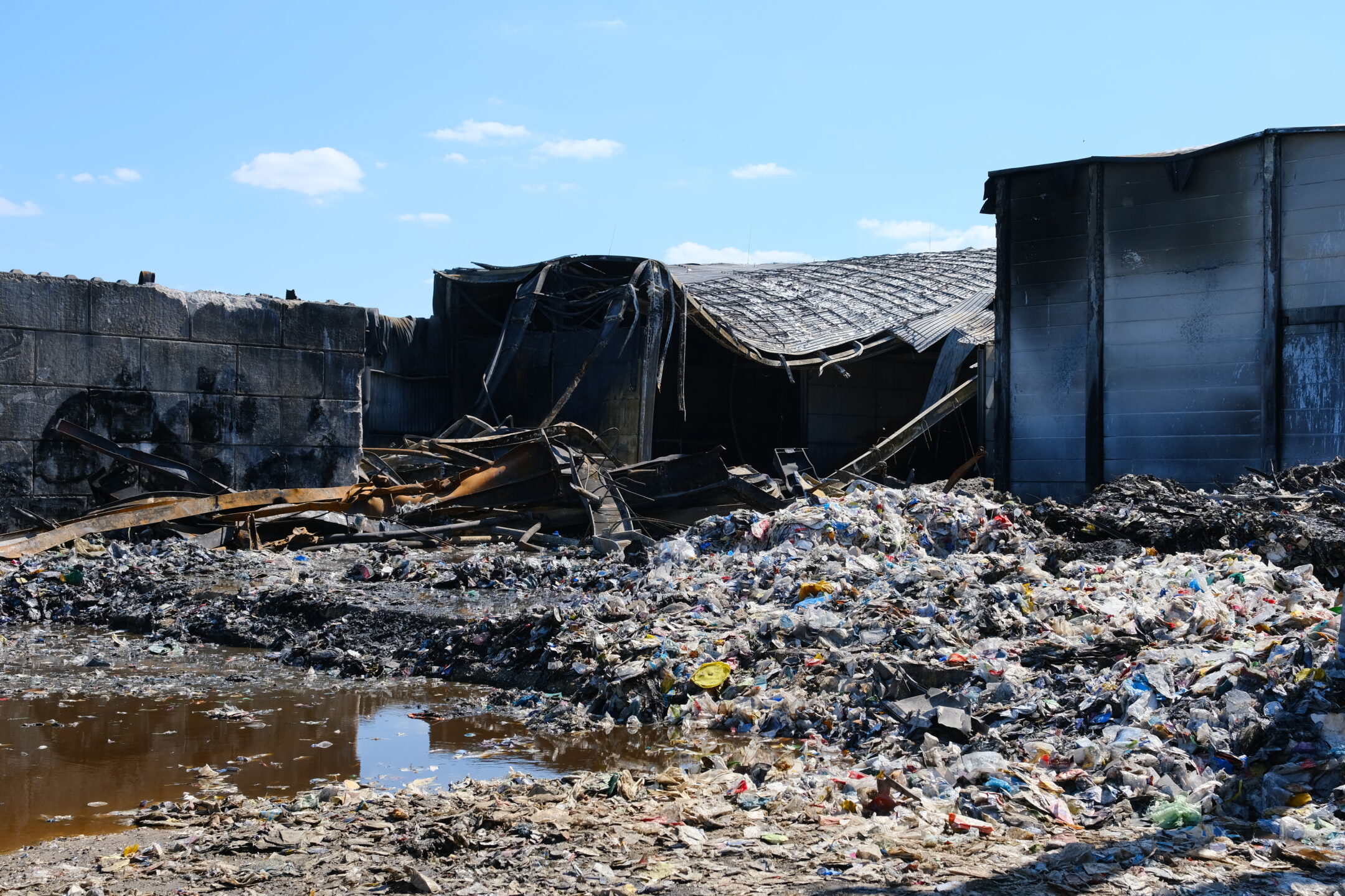Abgebrannte Halle beim Entsorger Hündgen